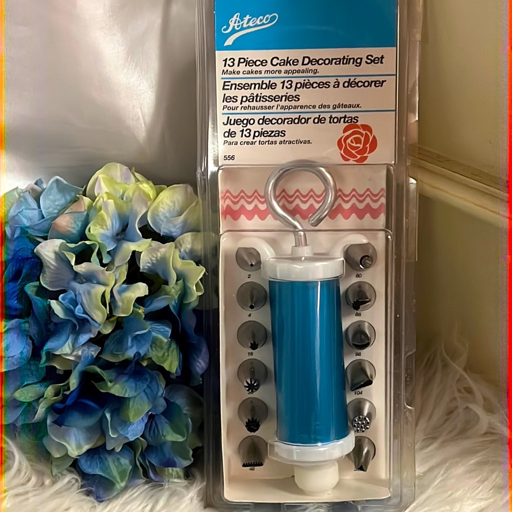 NWT Ateco 13 piece cake decorating set